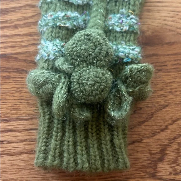 Betsey Johnson Green Winter Gloves - Picture 8 of 9